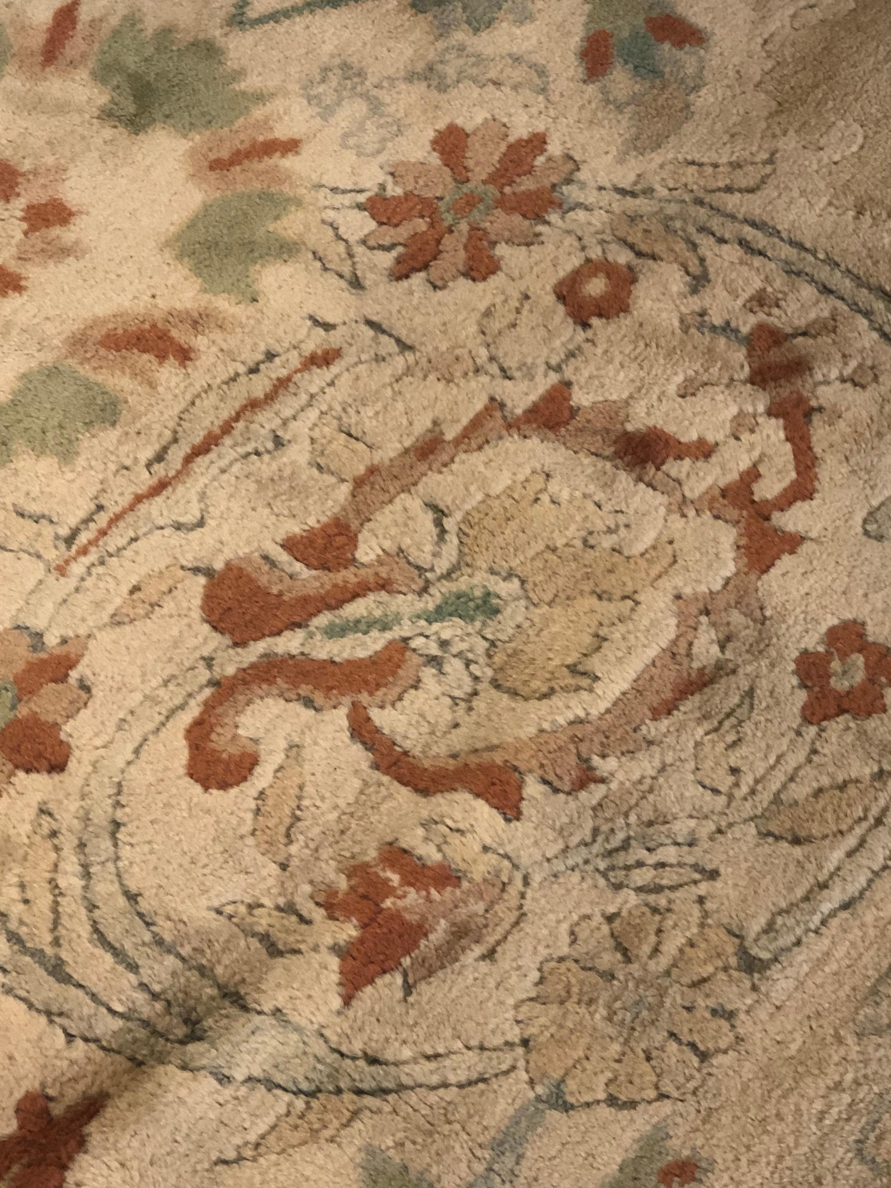 20th Century White Floreal Oushak Rug from Circa 1950 € 15.000 For Sale 2