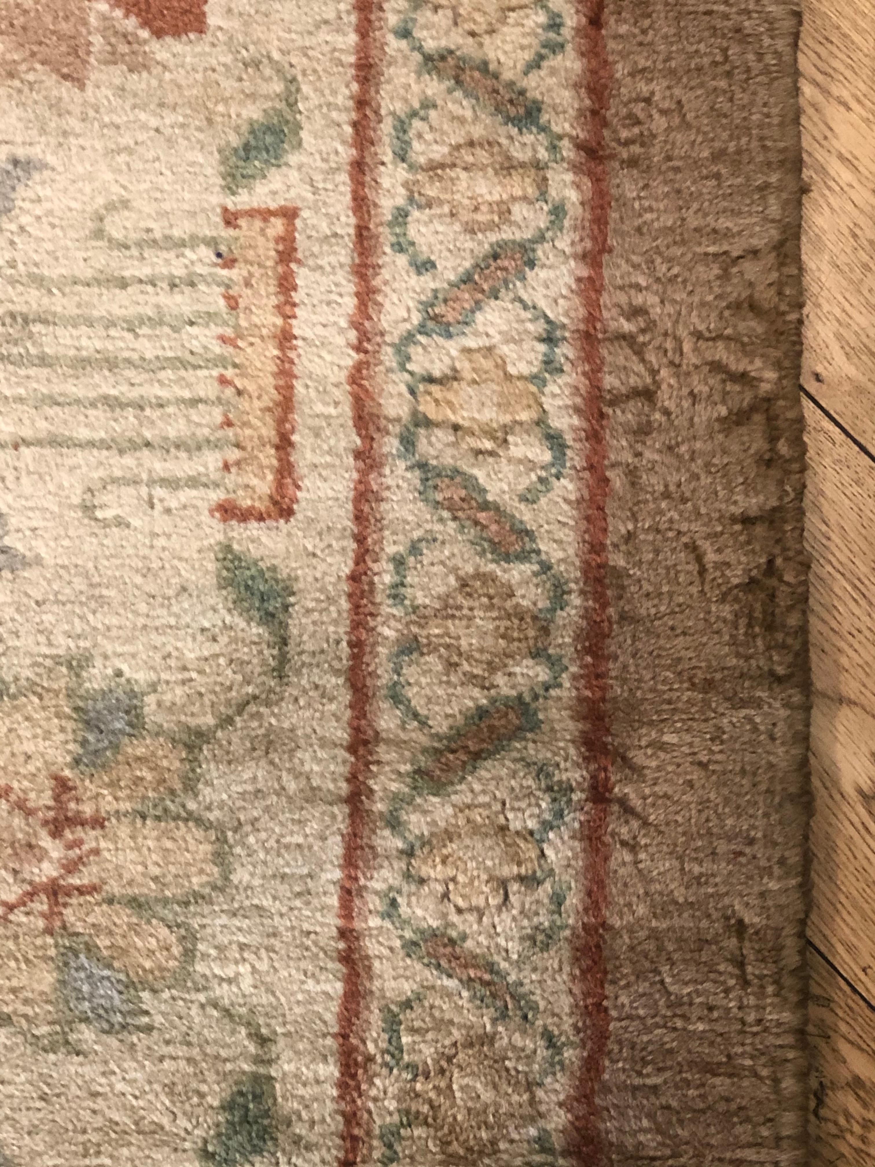 20th Century White Floreal Oushak Rug from Circa 1950 € 15.000 For Sale 3