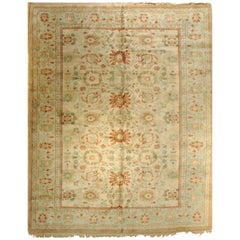 Tapis d'Oushak blanc floré du 20ème siècle, datant d'environ 1950 15.000