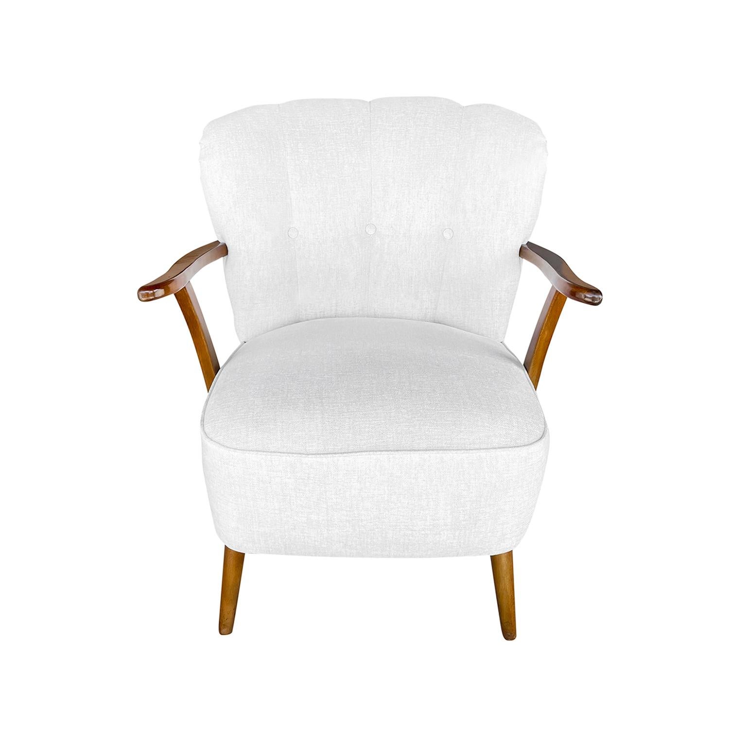 Ein kleiner dänischer Art Deco Sessel aus handgeschnitztem Buchenholz, mit Messingnagelköpfen, in gutem Zustand. Die Rückenlehne und die Armlehnen des skandinavischen Beistellstuhls sind geschwungen und werden von vier runden Holzfüßen getragen. Neu