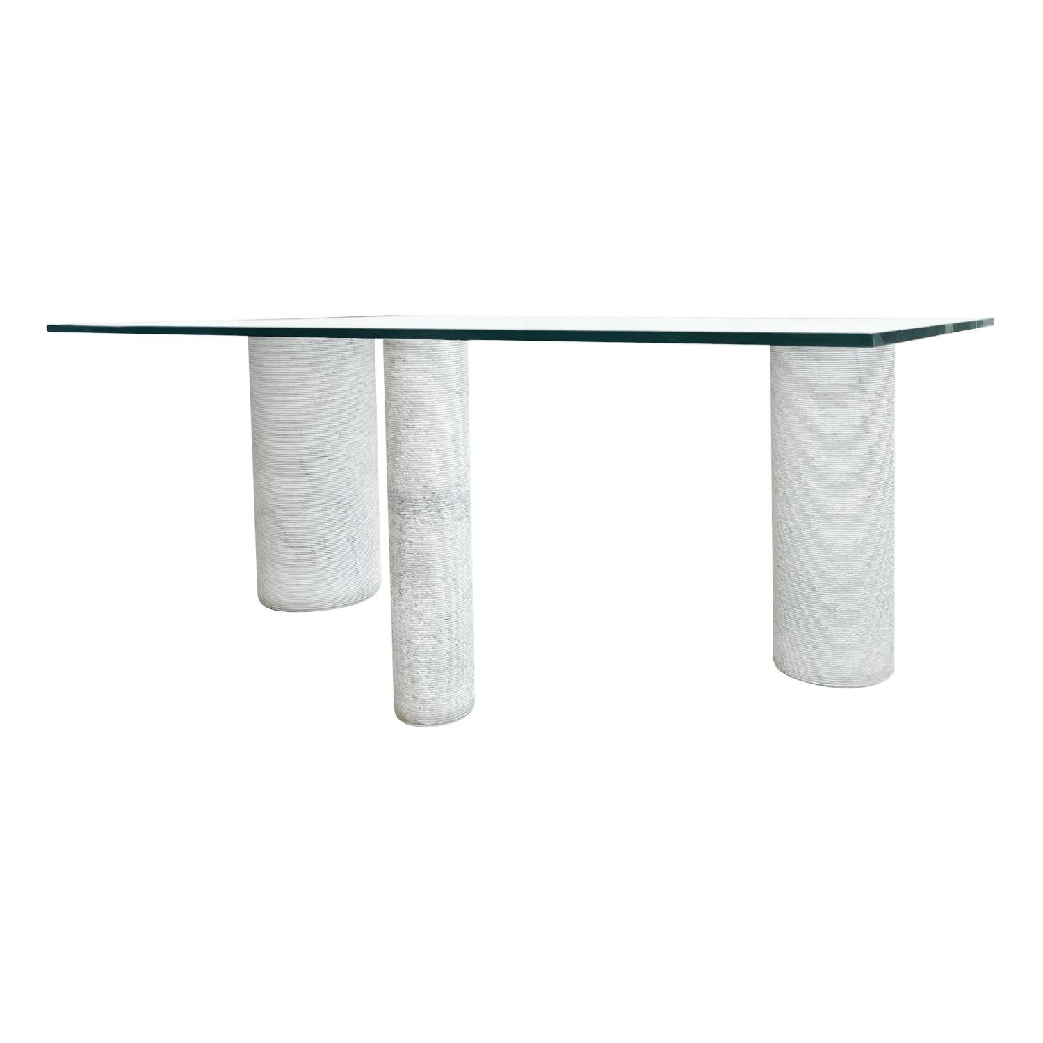 20ième siècle Table de salle à manger italienne du XXe siècle en marbre blanc et verre de Massimo Vignelli en vente