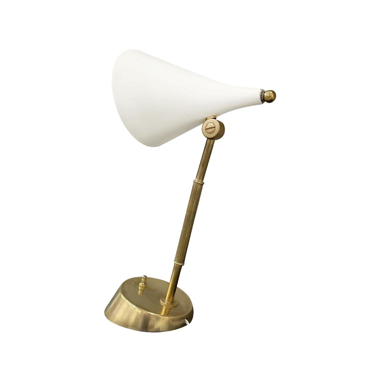 Mid-Century Modern Lampe de bureau italienne du 20ème siècle en métal et laiton - Lampe vintage en aluminium laqué en vente