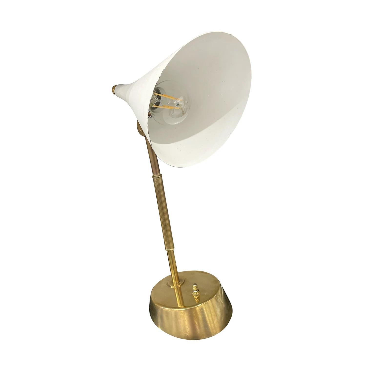 20ième siècle Lampe de bureau italienne du 20ème siècle en métal et laiton - Lampe vintage en aluminium laqué en vente