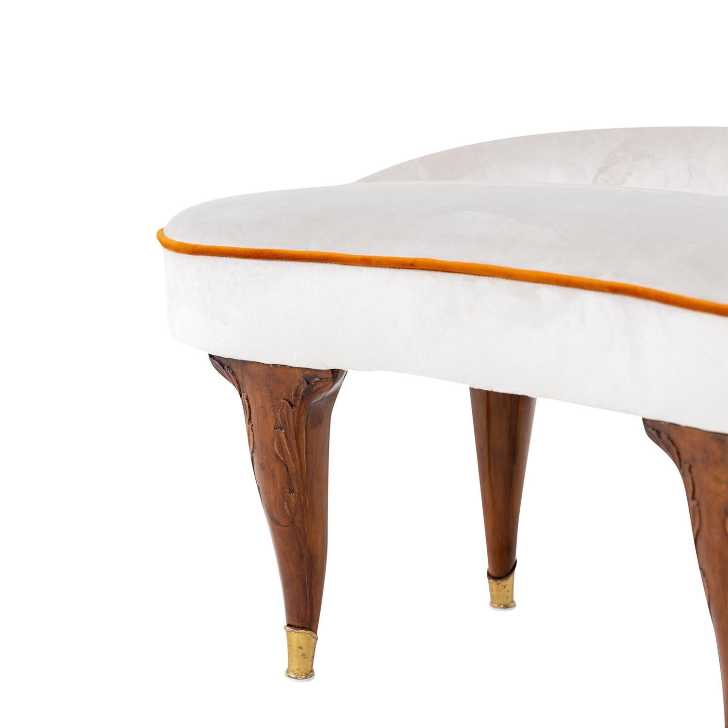Paar weiße italienische Loungesessel und Ottomane aus Nussbaumholz von Paolo Buffa aus dem 20. Jahrhundert im Angebot 9