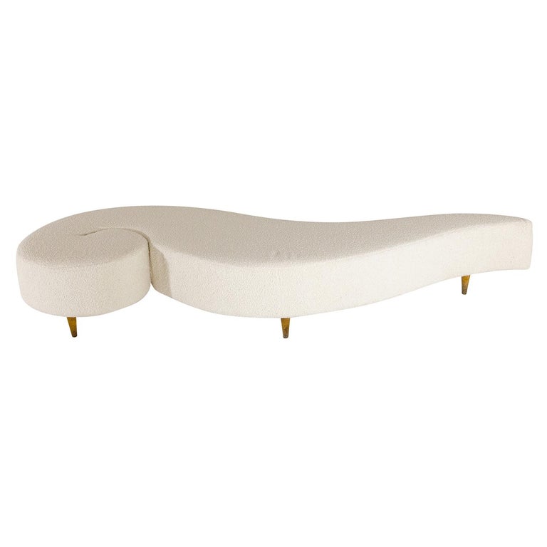A white, vintage Mid-Century Modern Italian volute-shaped sofa bench made of hand carved polished Walnut, in good condition. The sculpture settee, canapé is supported by five conical wooden legs. Newly upholstered in a creamy white bouclé fabric.