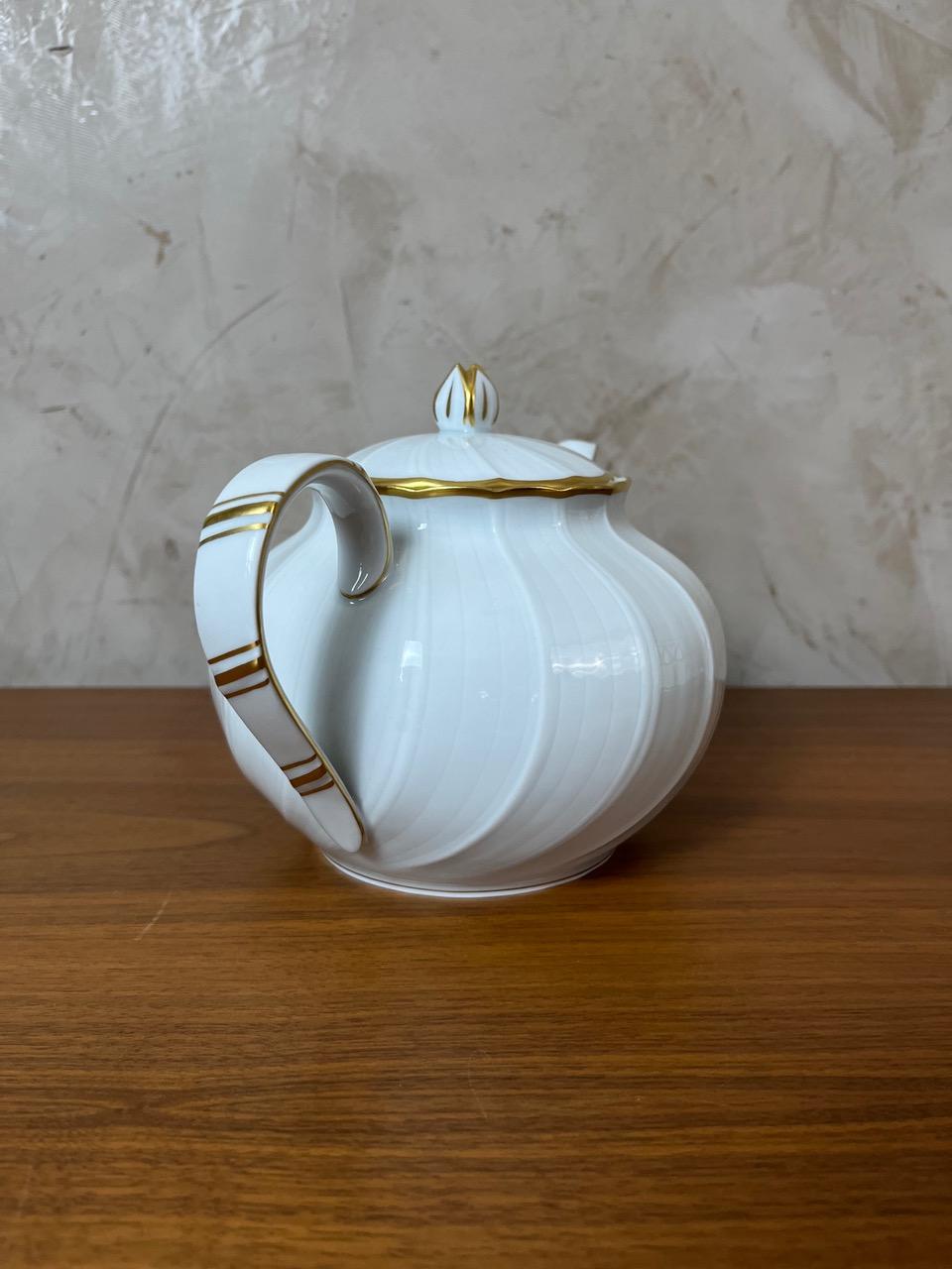 20th century White Limoges Porcelain Tea set by Bernardaud, 1930s In Good Condition For Sale In LEGNY, FR