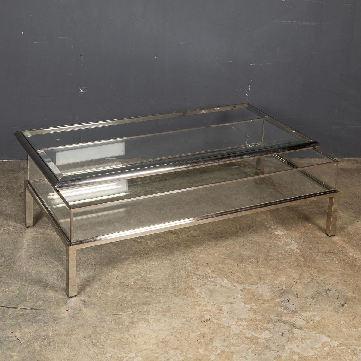 A 20th Century French vitrine coffee table in white metal, featuring a sliding top for easy access to the interior. The vitrine's original walls are crafted from perspex, while the top and bottom of the table are made of glass.

CONDITION
In Great