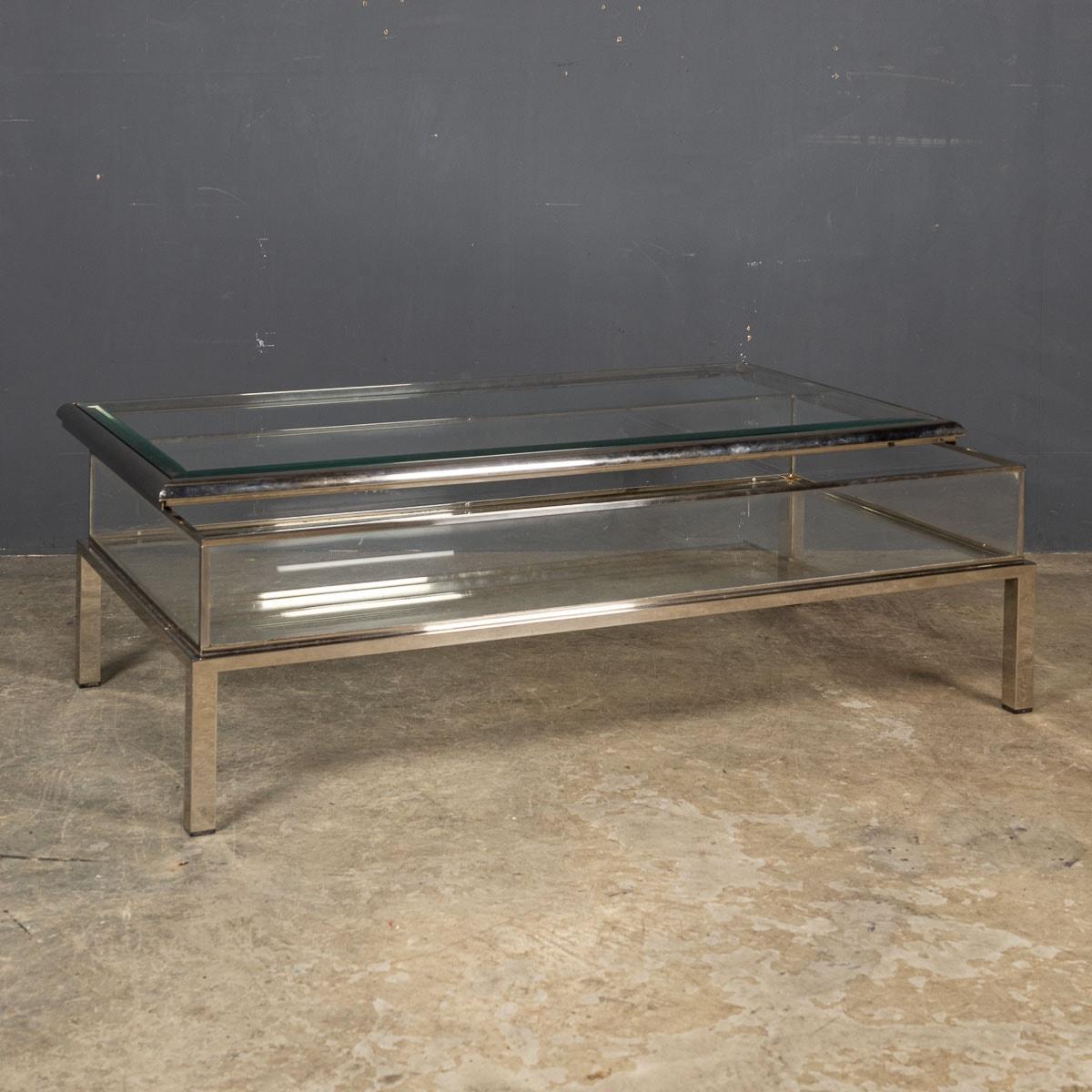 Français Table basse Vitrine en métal blanc et verre du 20ème siècle, vers 1970 en vente