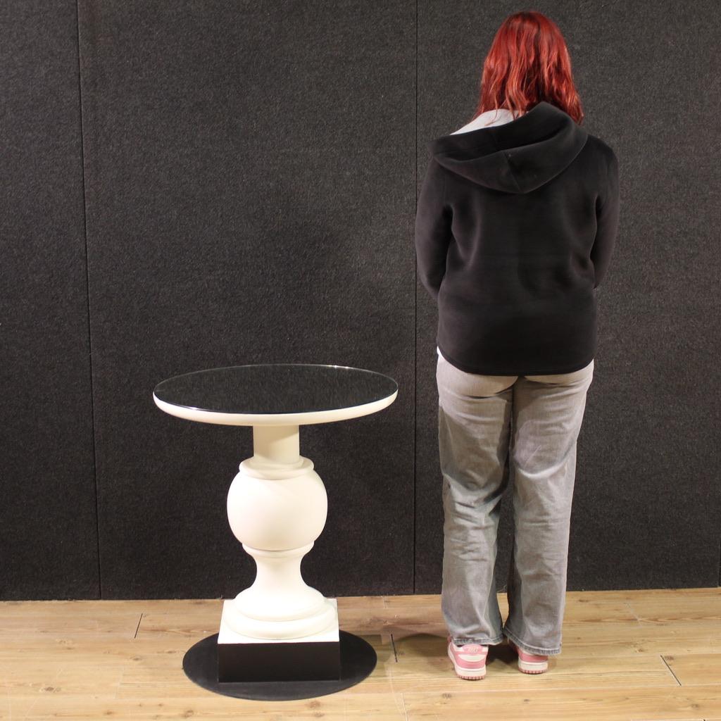 Italian side table from the 1970s/80s. Beautifully designed painted wood with an iron base and a mirrored top. A fabulous furniture, ideal for a bedroom or living room, for antique dealers and interior decorators.

The mirrored top is glued to the