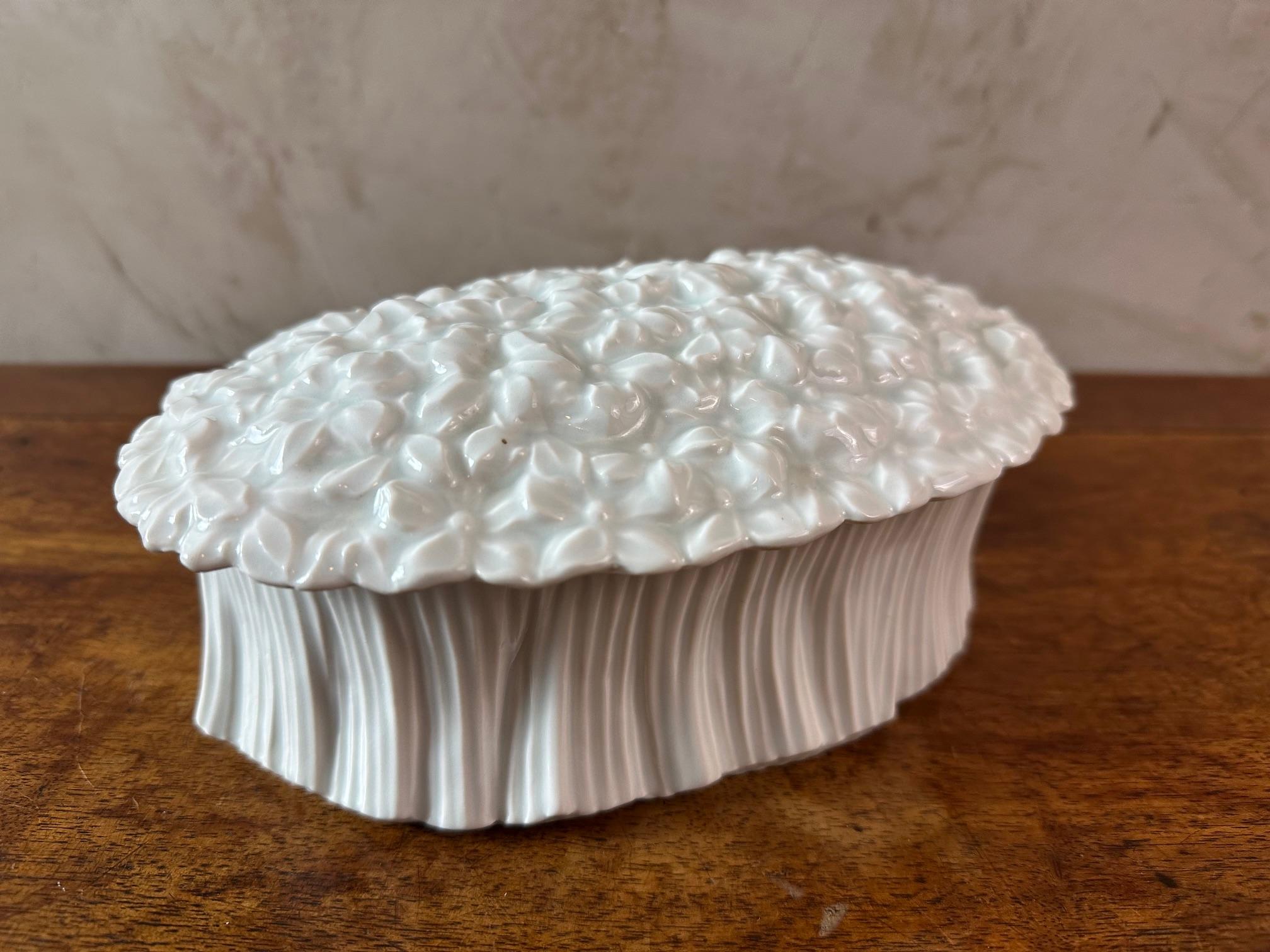 Belle soupière en porcelaine datant des années 30 en bon état. 
Son couvercle représente un bouquet de fleurs. Bonne qualité. Peut également servir de boîte à bijoux.