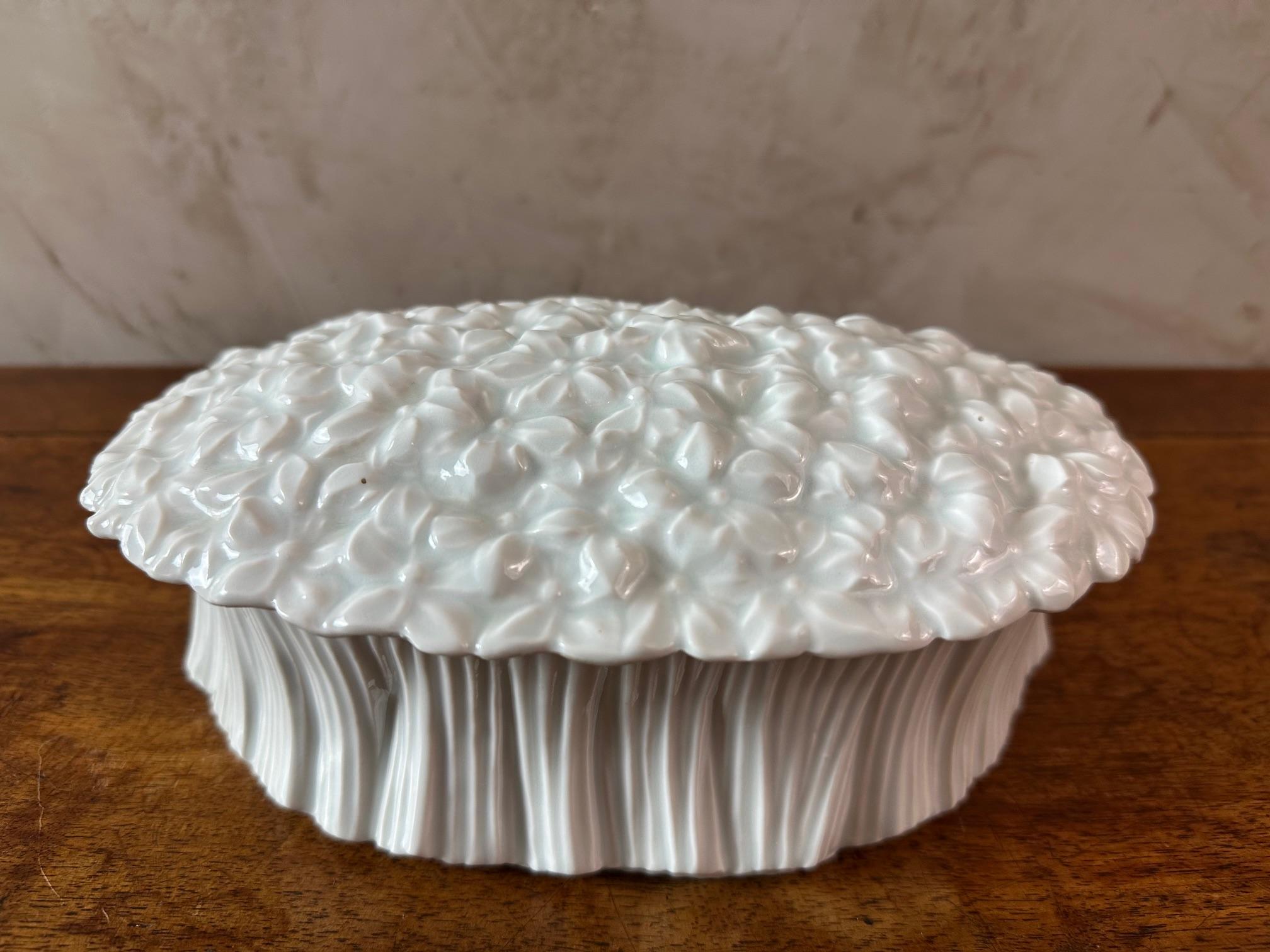 Français Soupière à fleurs en porcelaine blanche du 20e siècle, années 1920 en vente