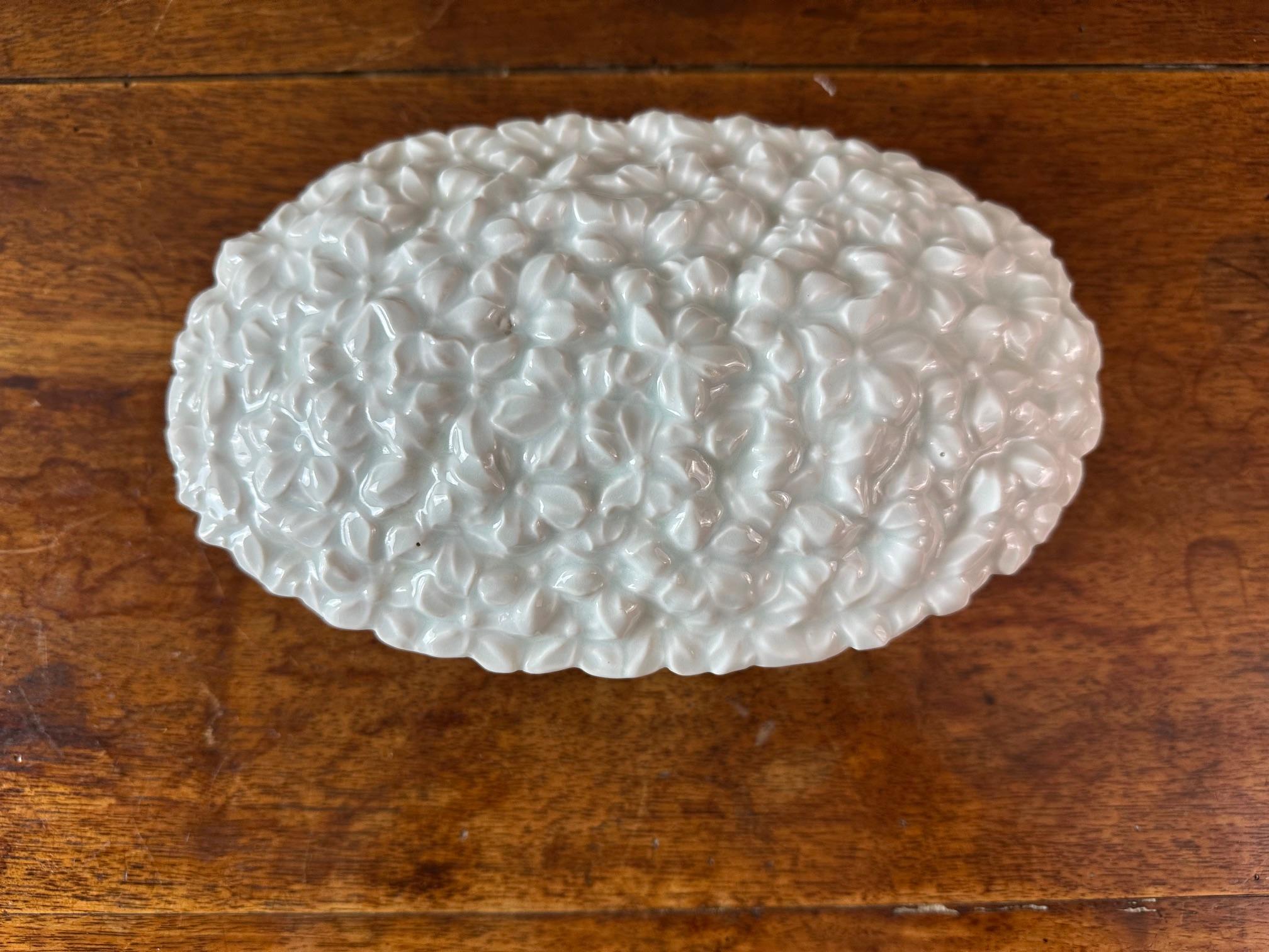Soupière à fleurs en porcelaine blanche du 20e siècle, années 1920 Bon état - En vente à LEGNY, FR