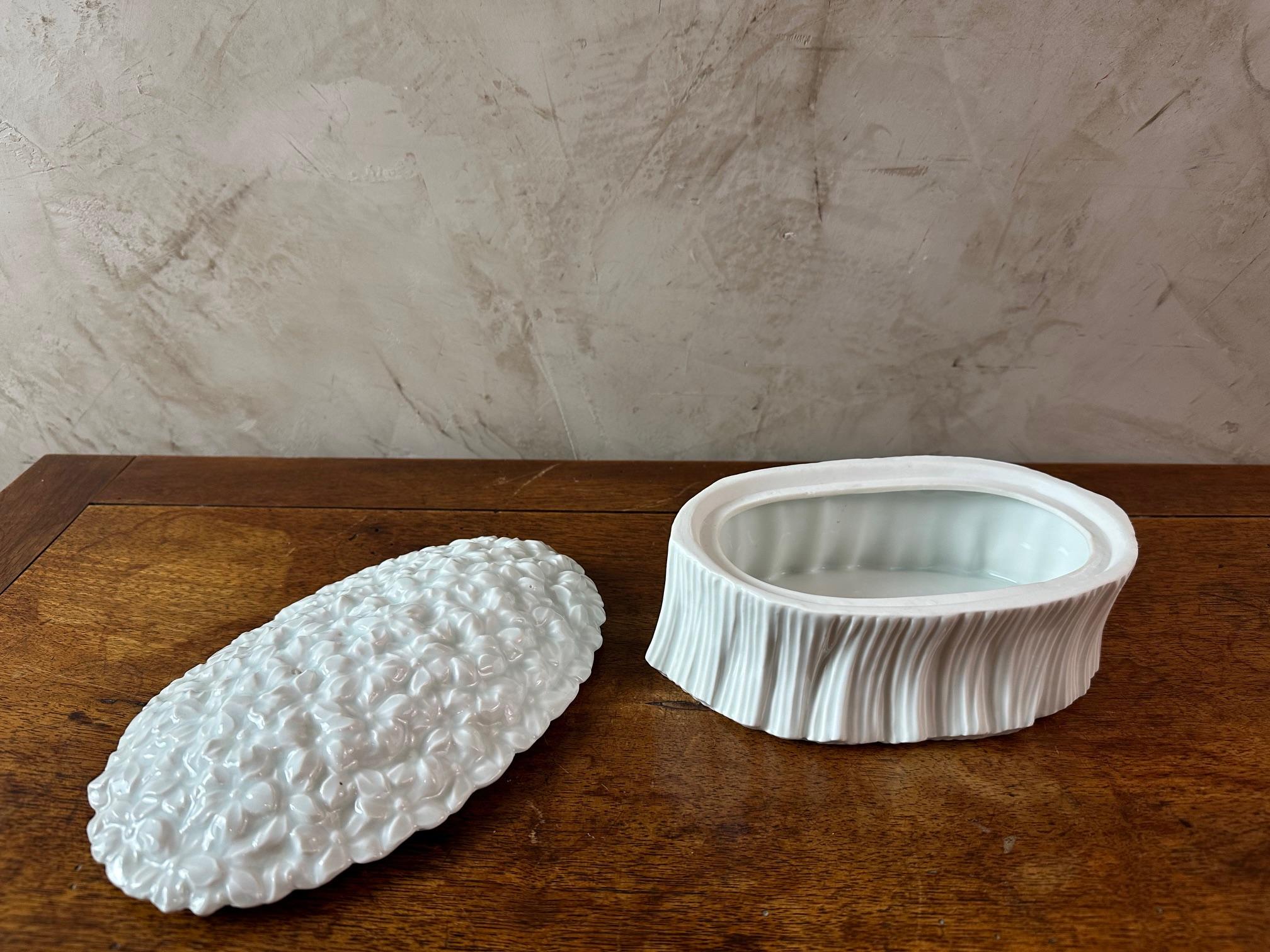 Début du 20ème siècle Soupière à fleurs en porcelaine blanche du 20e siècle, années 1920 en vente