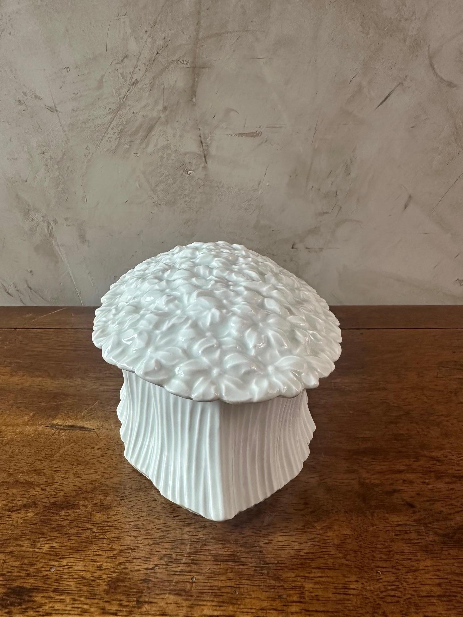 Porcelaine Soupière à fleurs en porcelaine blanche du 20e siècle, années 1920 en vente