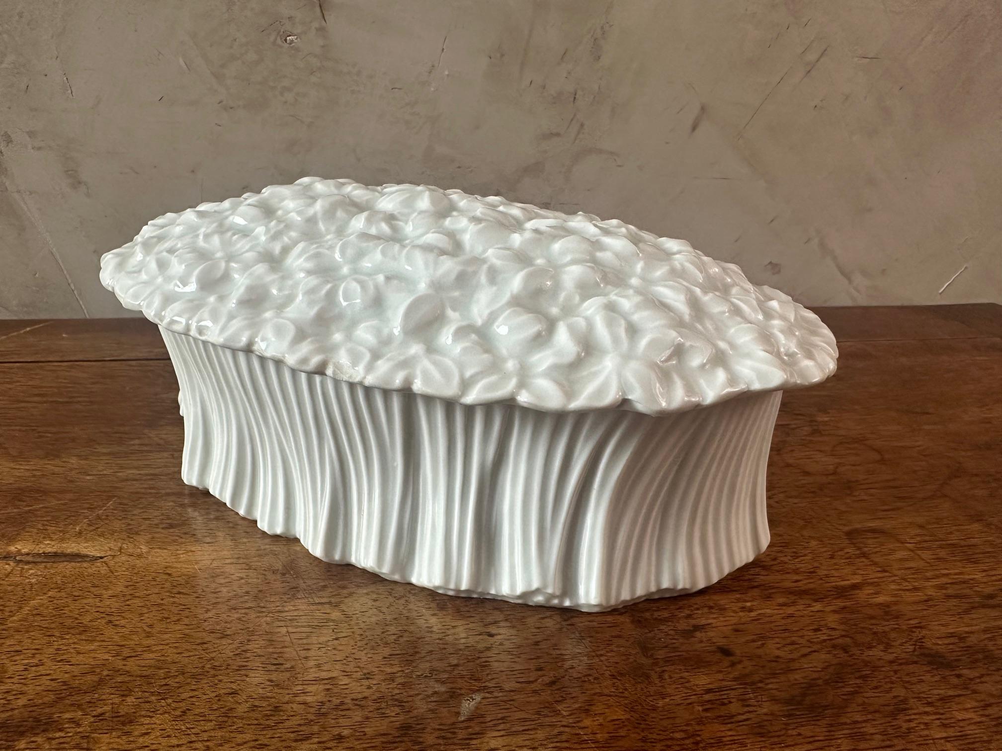 Soupière à fleurs en porcelaine blanche du 20e siècle, années 1920 en vente 1