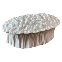 Sopera de Paté de Flores de Porcelana Blanca, S. XX, Años 20