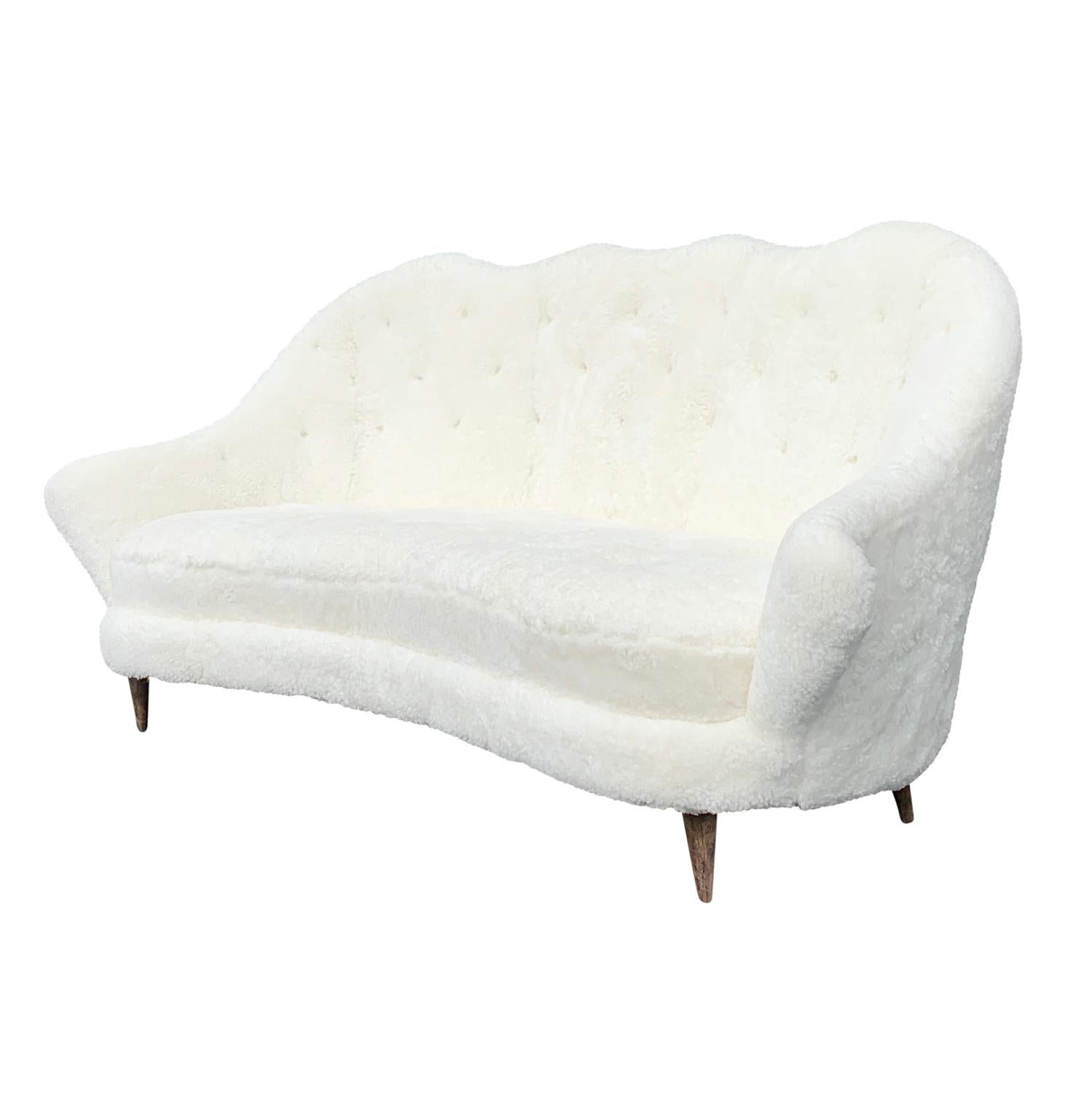 Divano aus weißem Schafsleder des 20. Jahrhunderts – Vintage-Sofa aus italienischer Buche von Paolo Buffa (Moderne der Mitte des Jahrhunderts) im Angebot