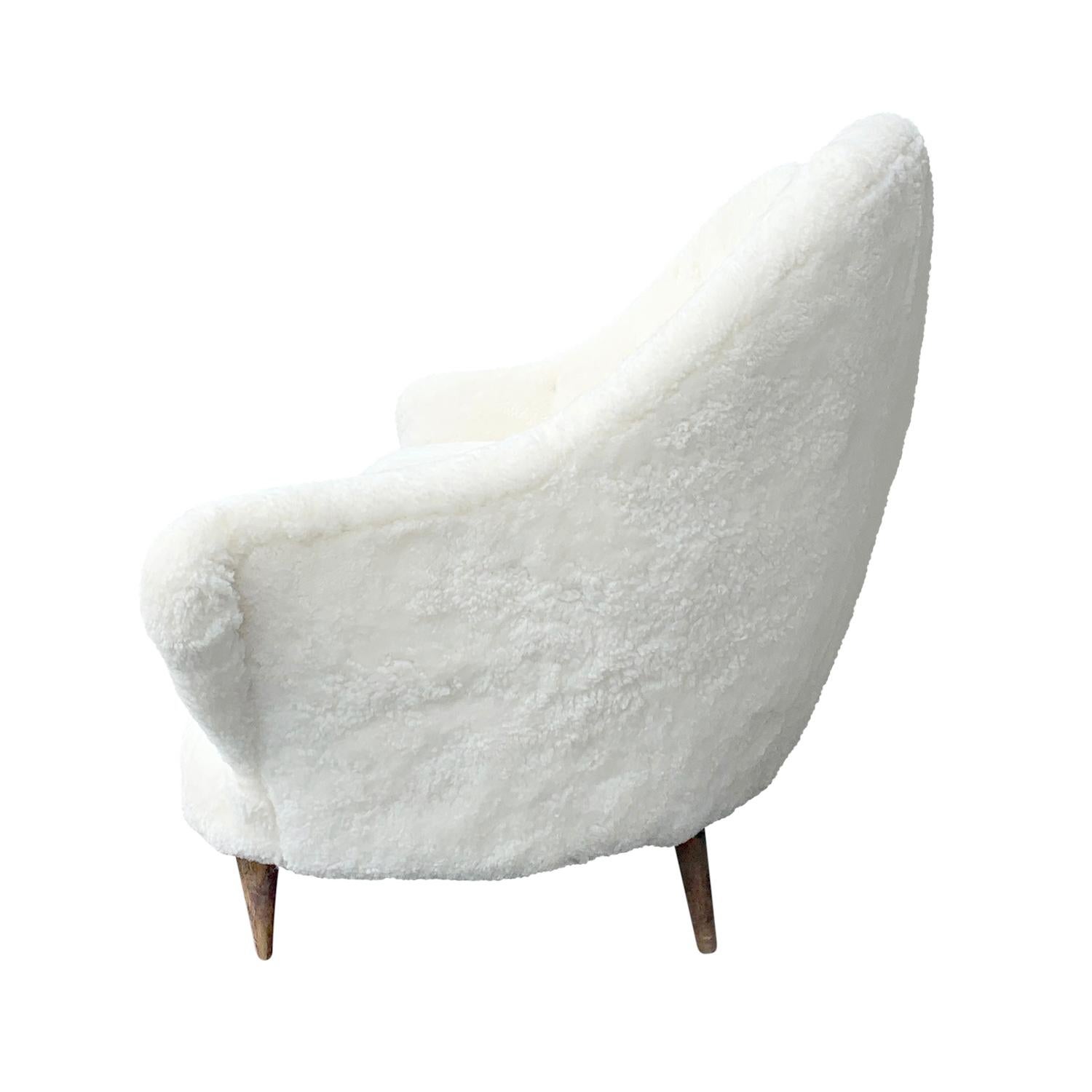 Mid-Century Modern 20th Century White Sheepskin Divano - Vintage Italian Beech Sofa by Paolo Buffa For Sale