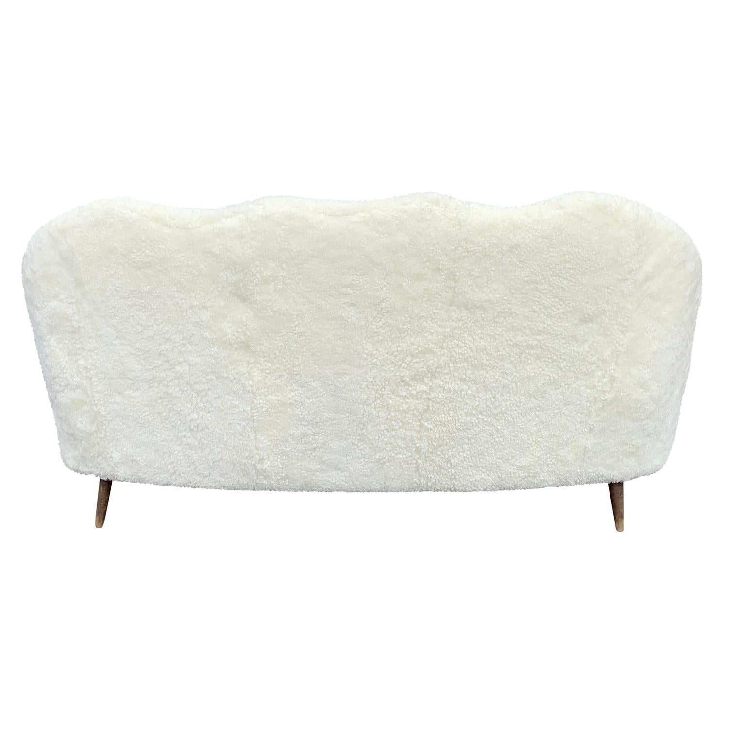 Divano aus weißem Schafsleder des 20. Jahrhunderts – Vintage-Sofa aus italienischer Buche von Paolo Buffa (Handgeschnitzt) im Angebot