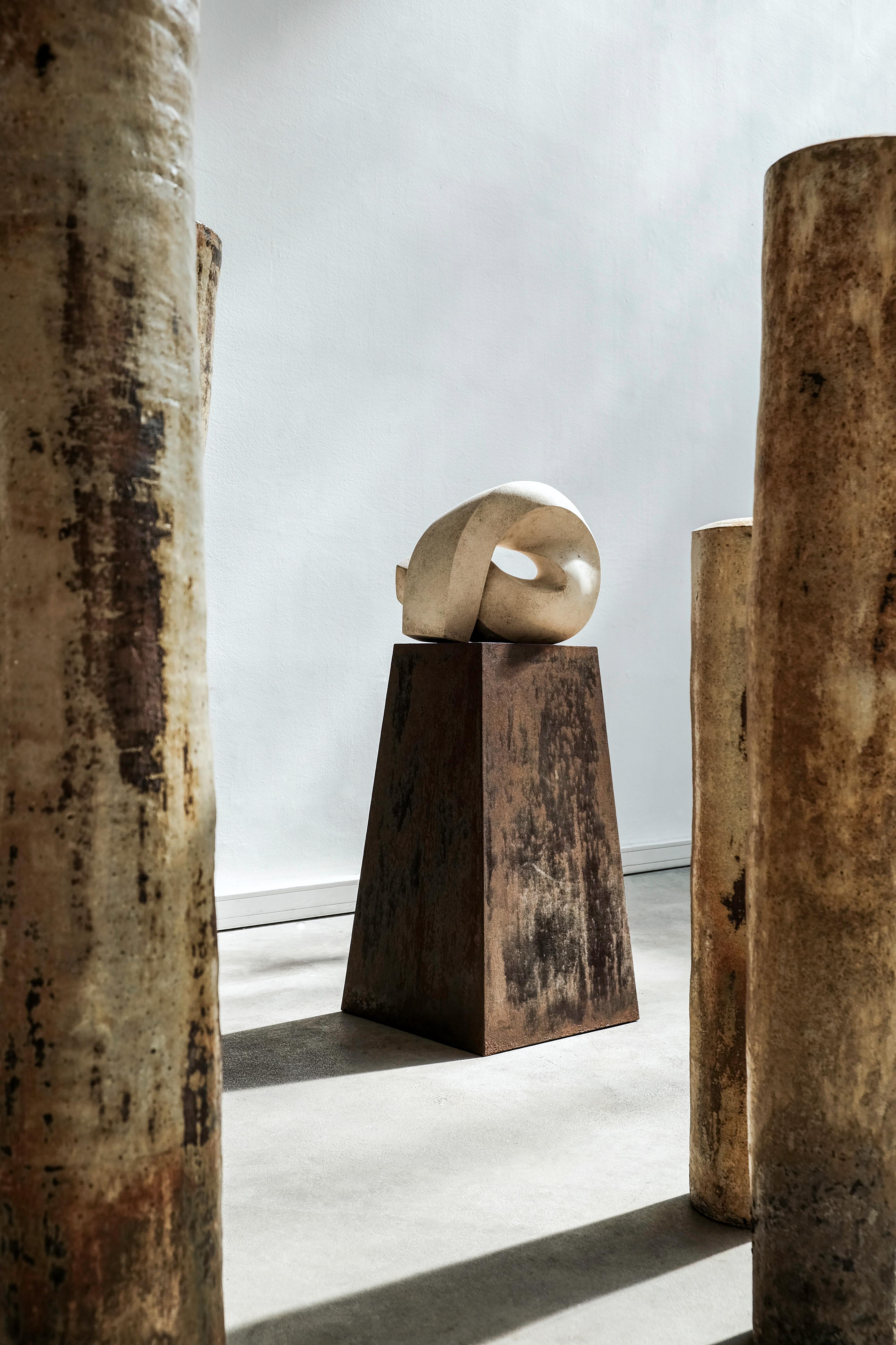 Scultura in pietra bianca del XX secolo di Bertrand Créac'h, 1996 In condizioni buone in vendita a London, GB