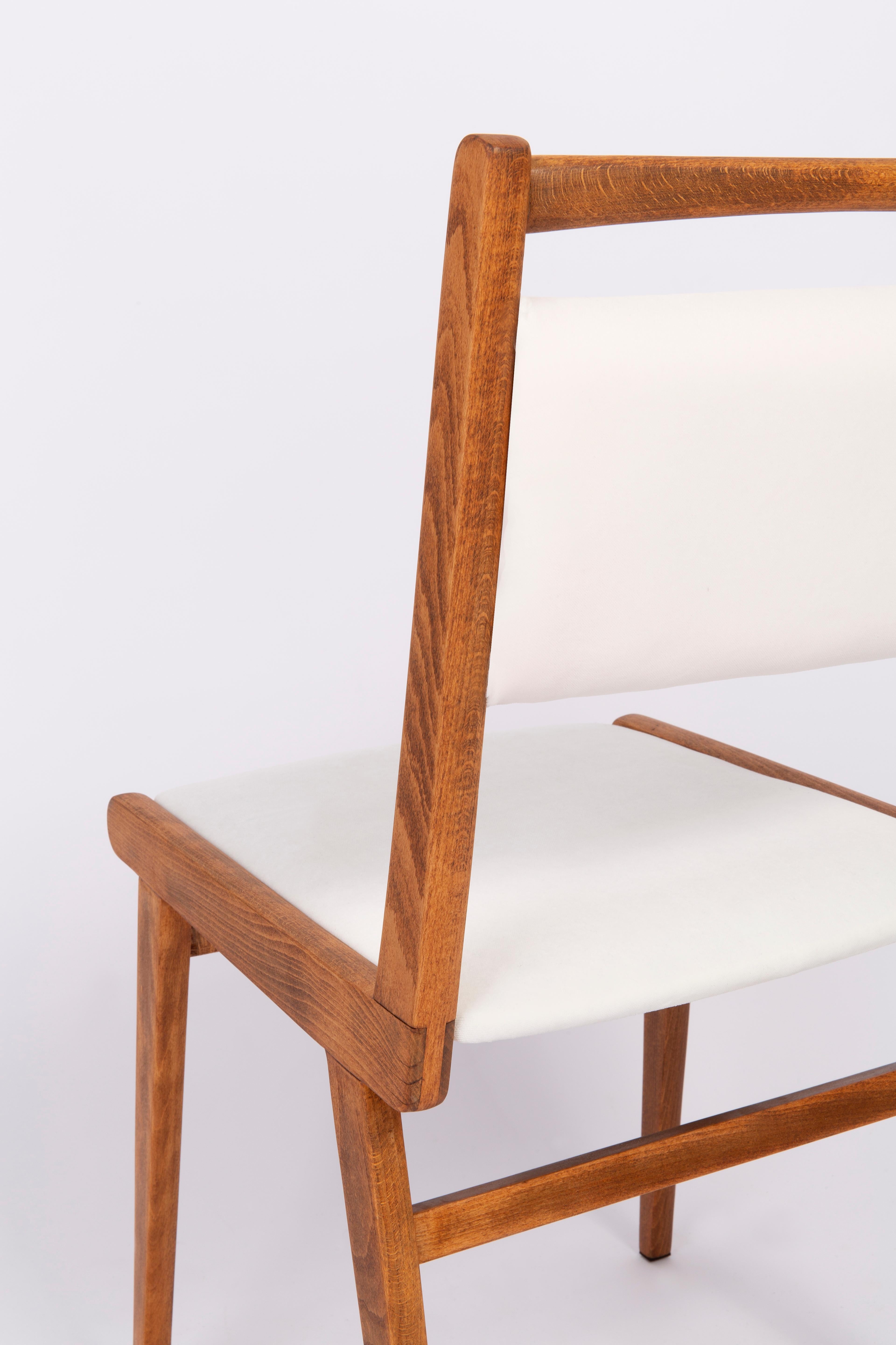 20th Century White Velvet Chair, Poland, 1960s In Excellent Condition For Sale In 05-080 Hornowek, PL