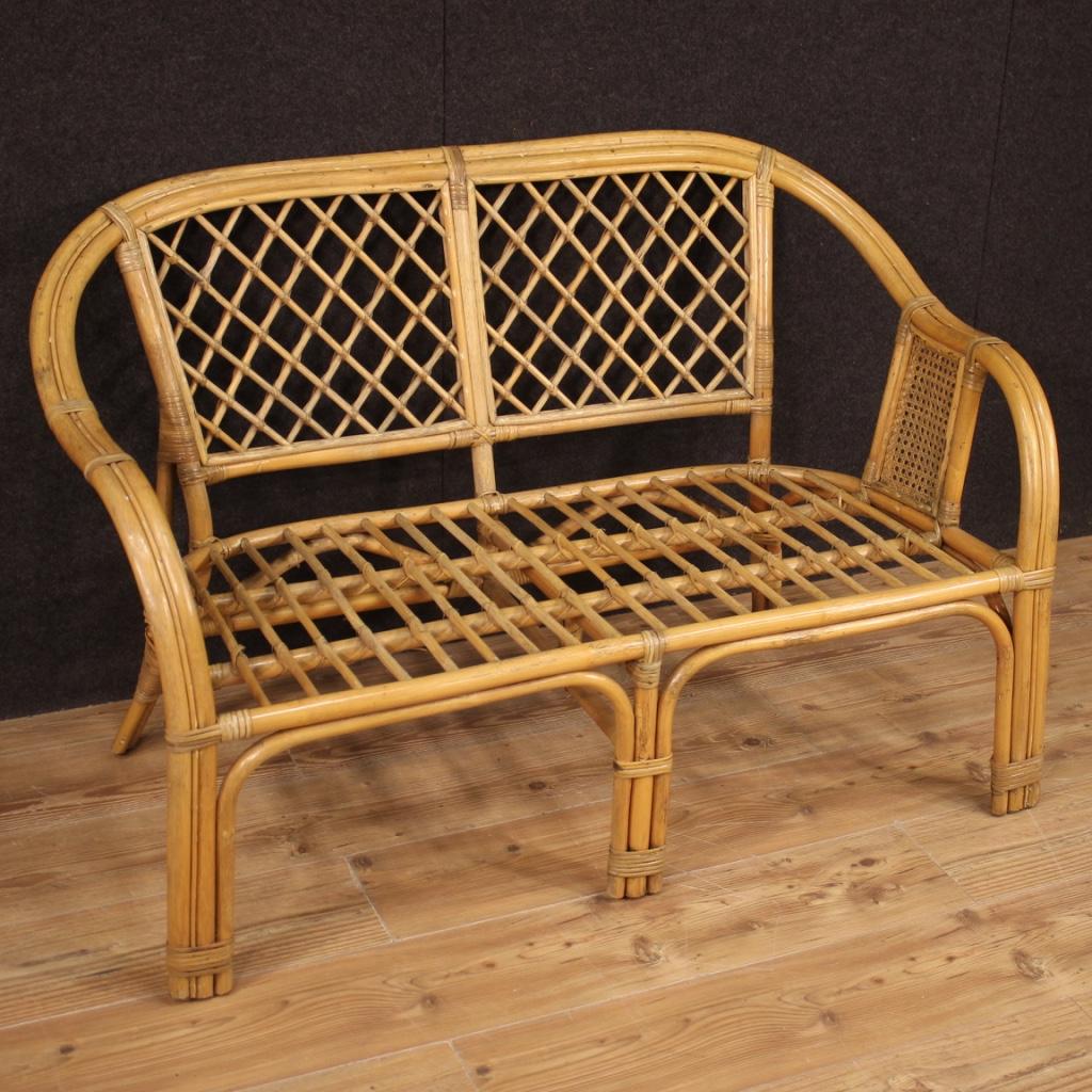 Canapé italien des années 60 / 70. Meubles en osier, en bois tressé et en rotin de belle ligne et de décor agréable. Canapé sans coussins, faisant partie d'un salon complet avec deux fauteuils et une table basse (voir photo et demander le prix de