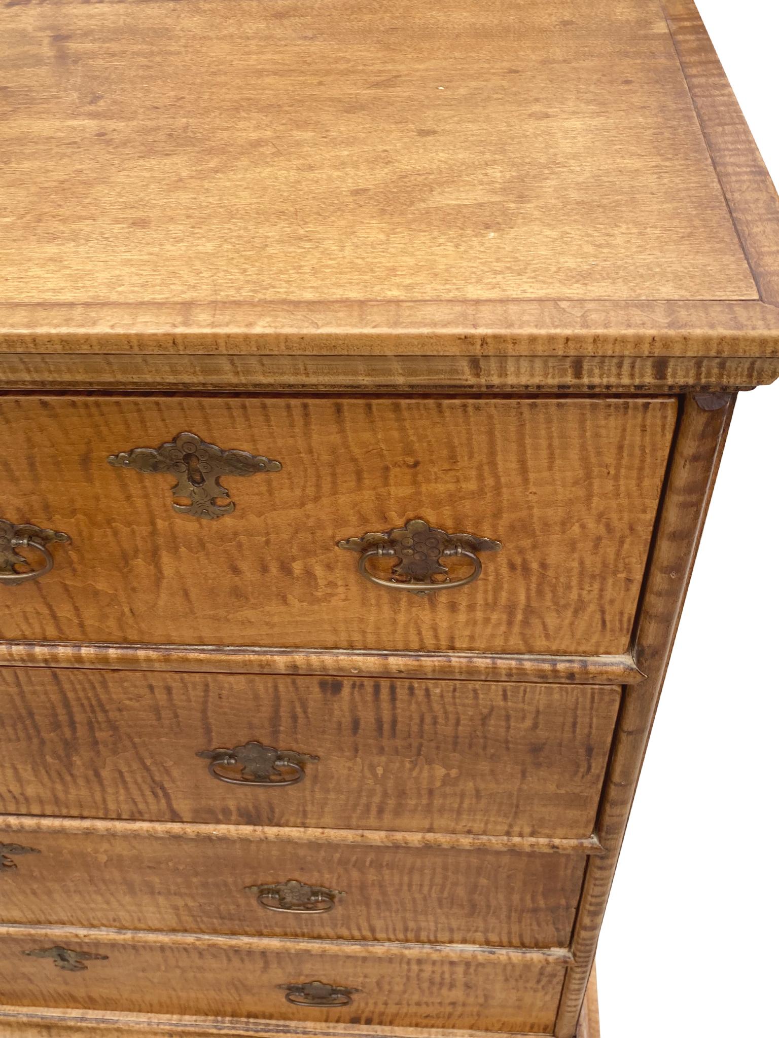 20th Century William & Mary-Style Maple Chest of Drawers In Good Condition In New York, NY