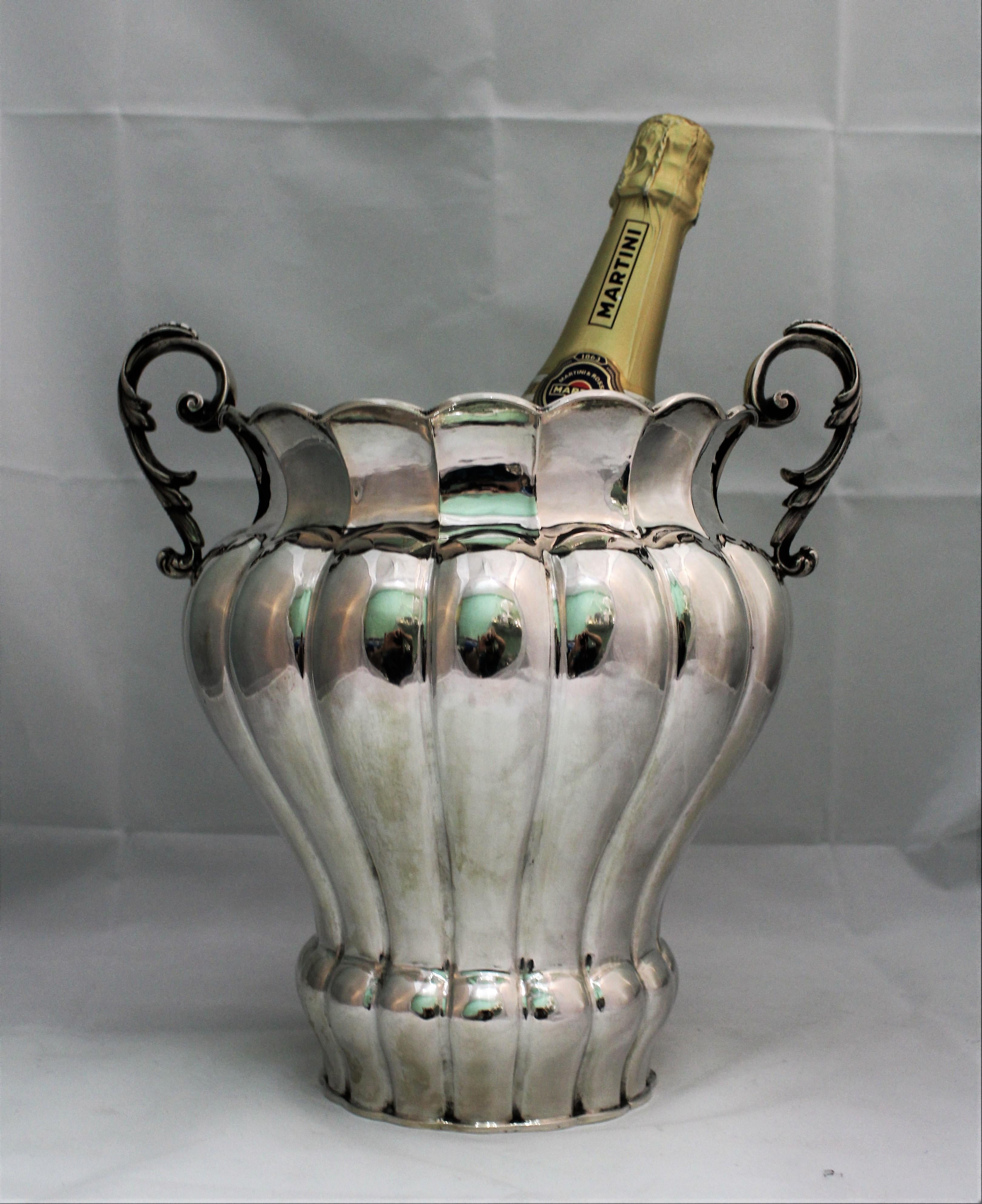 Elegant Art Deco silver wine cooler, from Italy.

Realized between 1934 and 1944.

Silver 800/1000 hallmarks and makers mark.

Size: 28 x 21 cm H 28 cm.