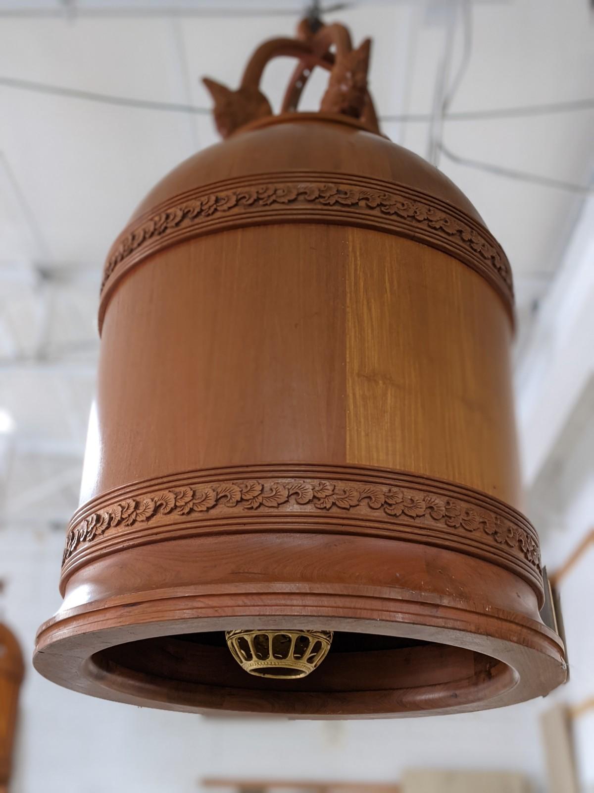Questa lampada in Wood con interni in bronzo proviene dalla Francia, circa 1970.