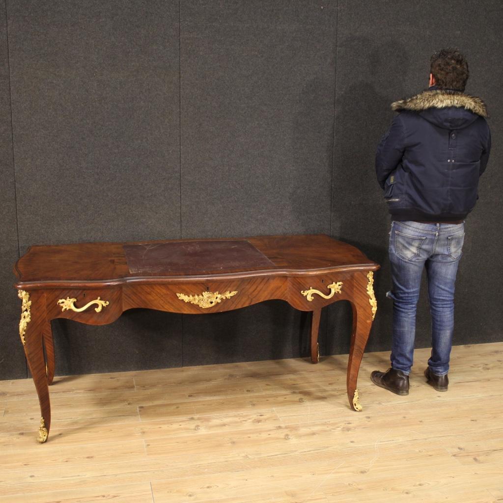 Large French writing desk from the first half of the 20th century. Moved and rounded furniture in rosewood, walnut, mahogany and fruitwood richly adorned with gilded and chiseled bronzes of excellent quality. Writing desk finished from the center