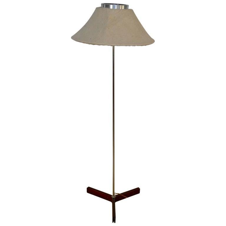 Très beau lampadaire moderne suédois des années 1960, avec une base en bois courbé, une tige chromée et un abat-jour cousu en coton.