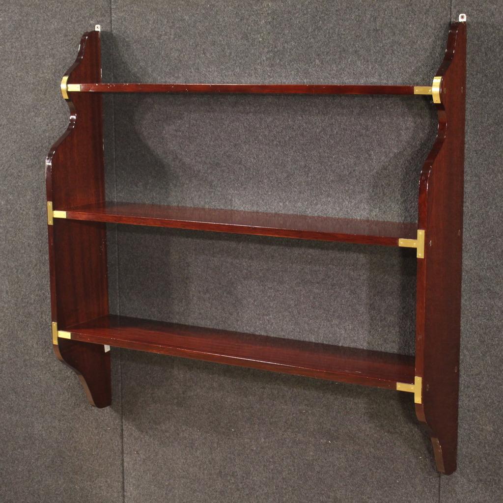 Elegant 20th century English wall étagère. Naval-style furniture carved in mahogany wood with very pleasant gilded brass decorations. Bookcase to be fixed to the wall equipped with three shelves of good service, height between shelves of about 28