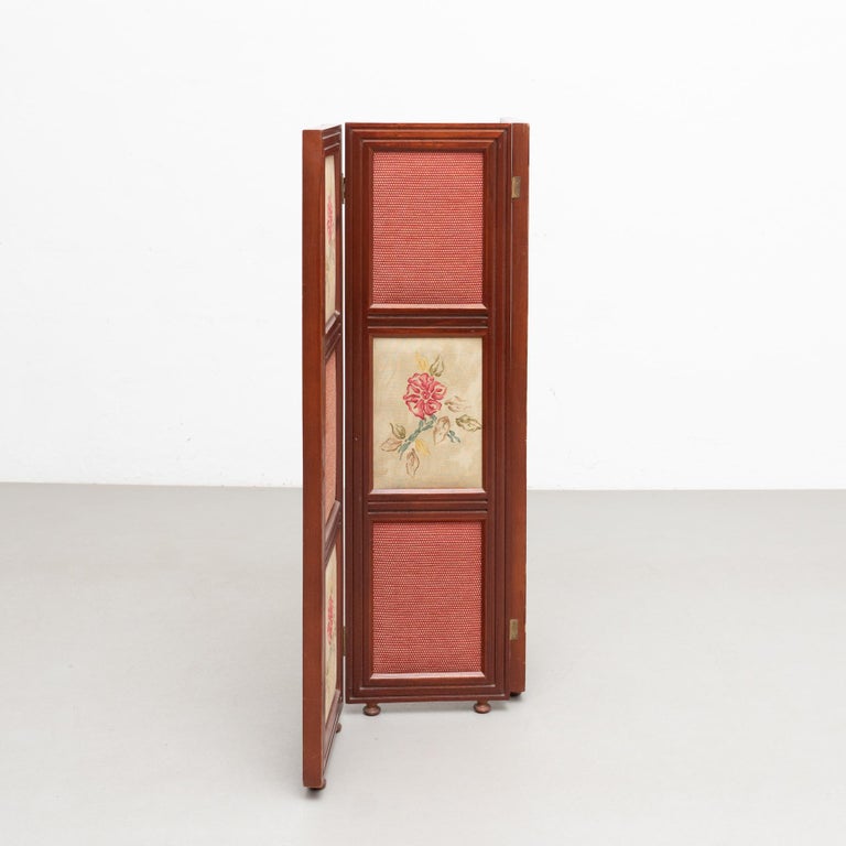 Klappbarer Raumteiler aus Holz und handbemaltem Stoff, 20. Jahrhundert im  Angebot bei 1stDibs