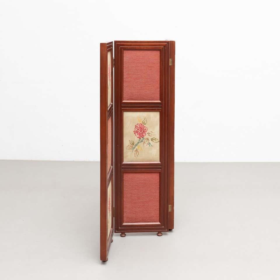 20th Century Wood and Hand Painted Fabric Folding Room Divider For Sale 8