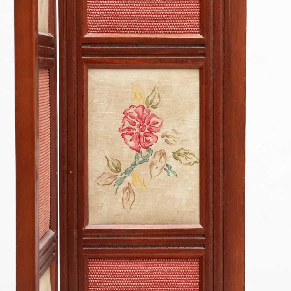 20th Century Wood and Hand Painted Fabric Folding Room Divider For Sale 9