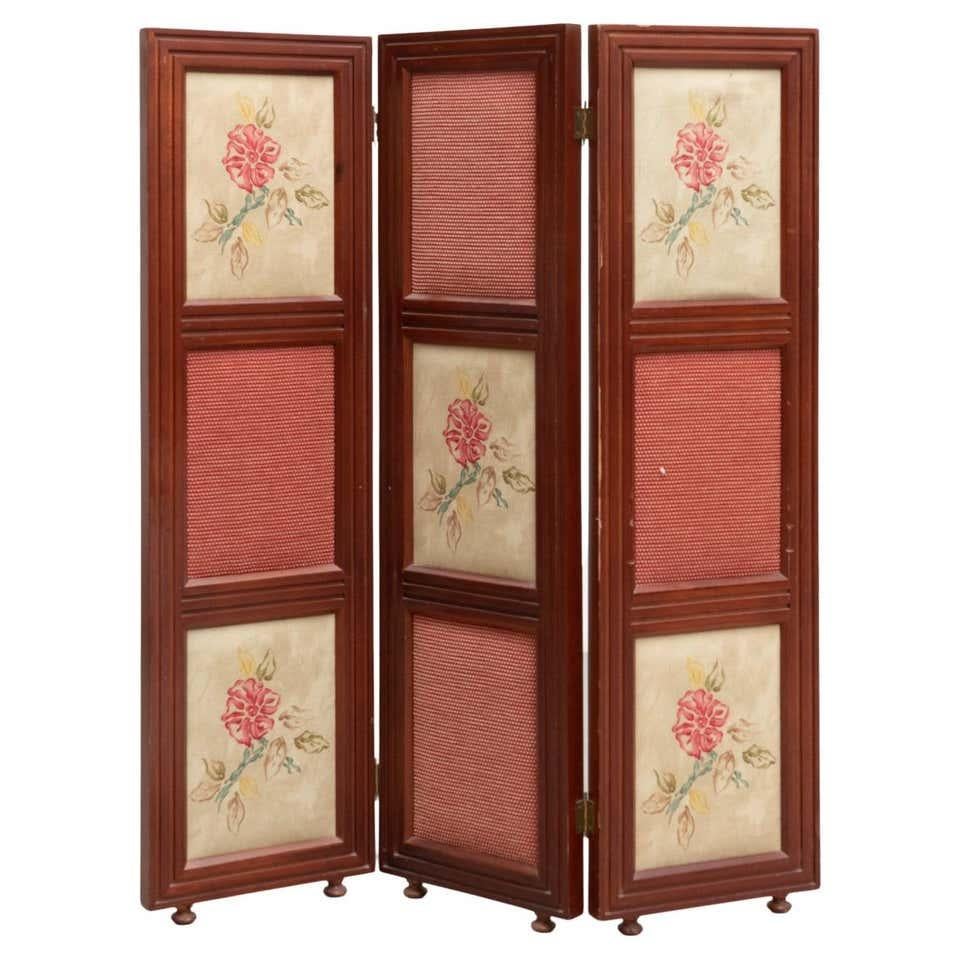 20th Century Wood and Hand Painted Fabric Folding Room Divider For Sale 11