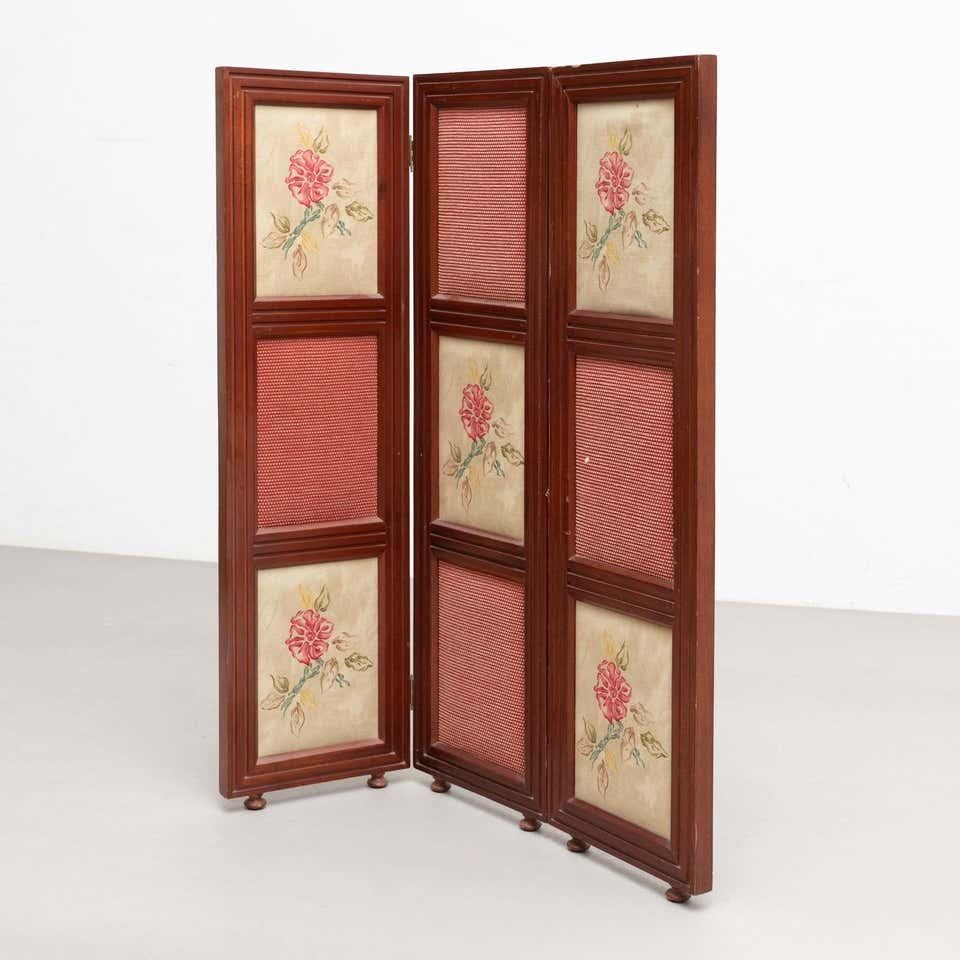 Spanish 20th Century Wood and Hand Painted Fabric Folding Room Divider For Sale
