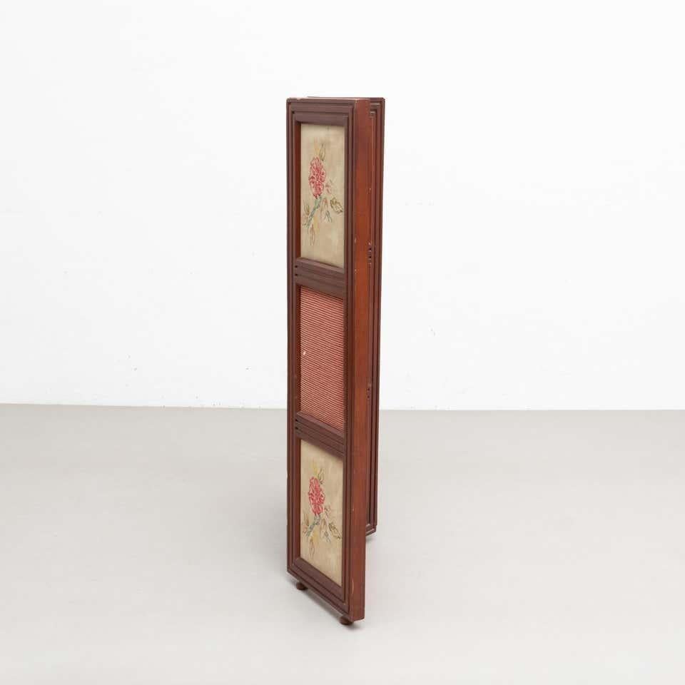 20th Century Wood and Hand Painted Fabric Folding Room Divider In Good Condition For Sale In Barcelona, ES