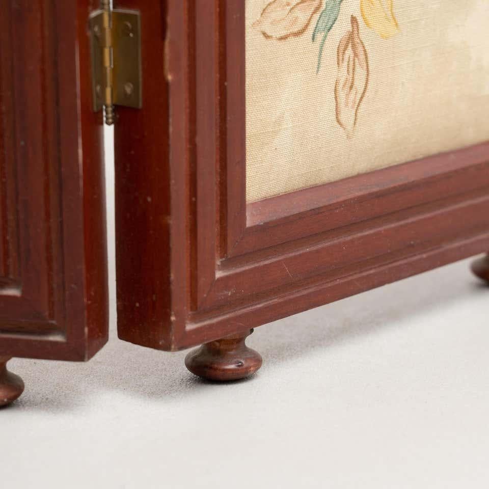 20th Century Wood and Hand Painted Fabric Folding Room Divider For Sale 4