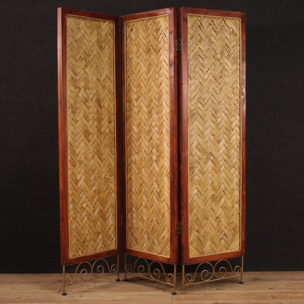French screen from the second half of the 20th century. Design furniture with gilded iron base, wooden structure and woven wood panels of beautiful line and pleasant decor. Screen with three panels, finished from the center with identical decoration