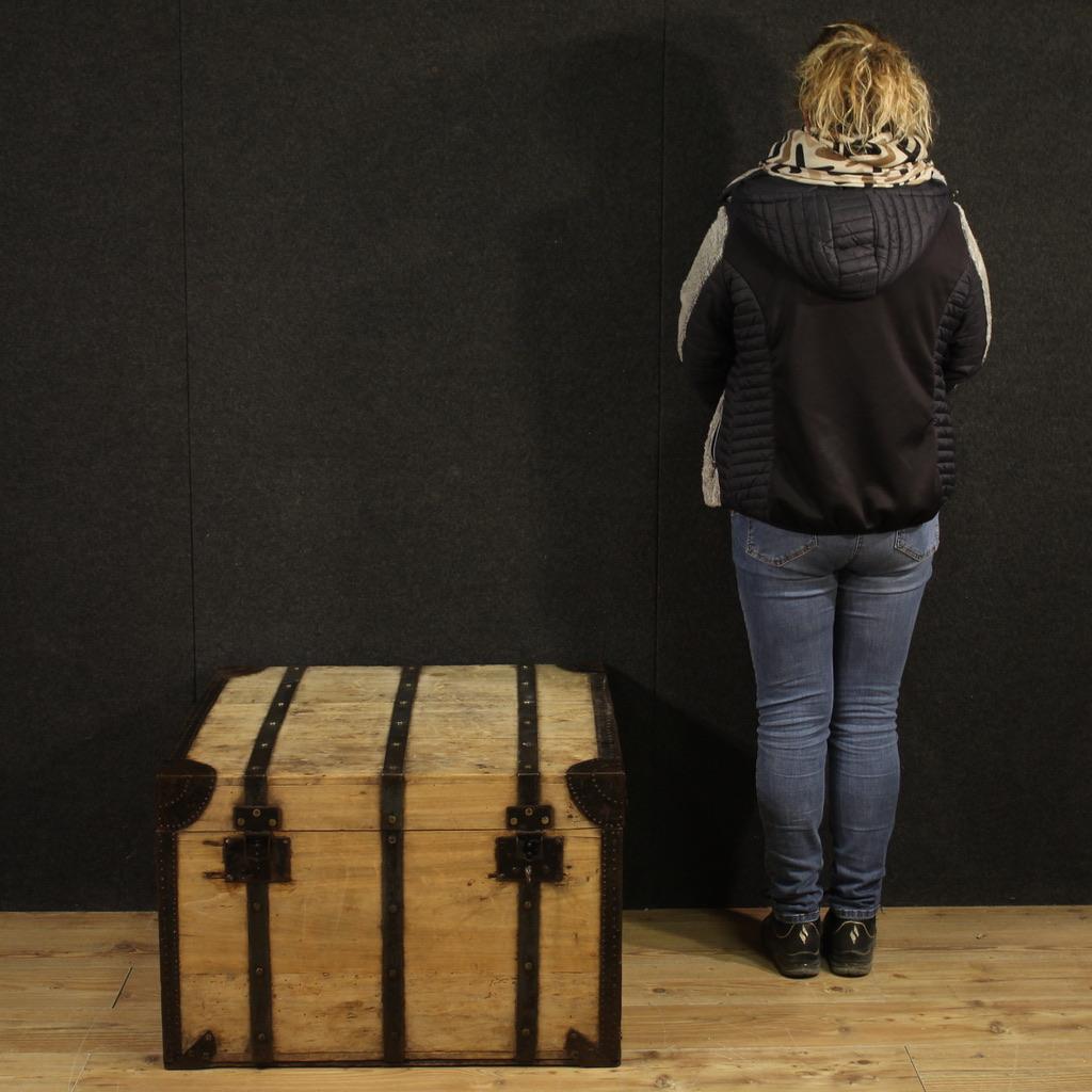 Malles de voyage italiennes du milieu du 20e siècle. Meubles en bois avec décorations en fer, dotés de poignées latérales, d'un mobilier agréable et d'une belle décoration. Malle d'excellente capacité qui présente à l'intérieur une étiquette qui
