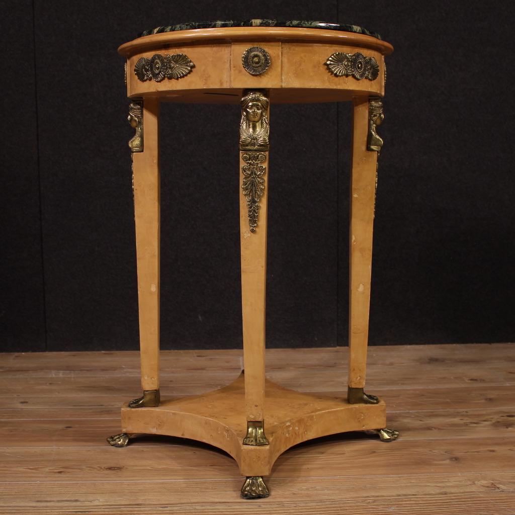 Mid-20th Century table d'appoint en bois et marbre du 20e siècle, style Retour d'Égypte, années 1960 en vente
