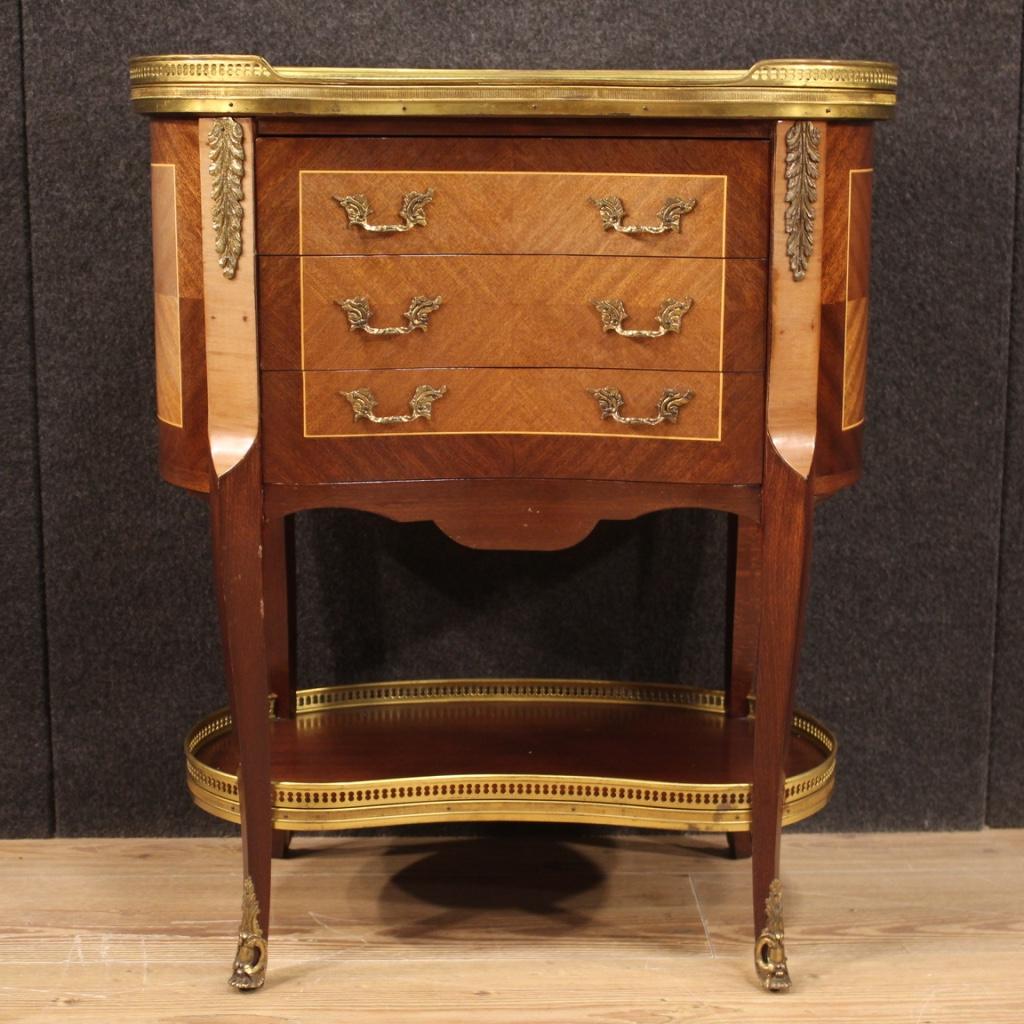 French side table with marble from 20th century. Furniture in mahogany, maple and fruitwood richly adorned with gilded and chiseled bronze and brass. Bean-shaped side table finished for the center equipped with two support shelves, the upper one in