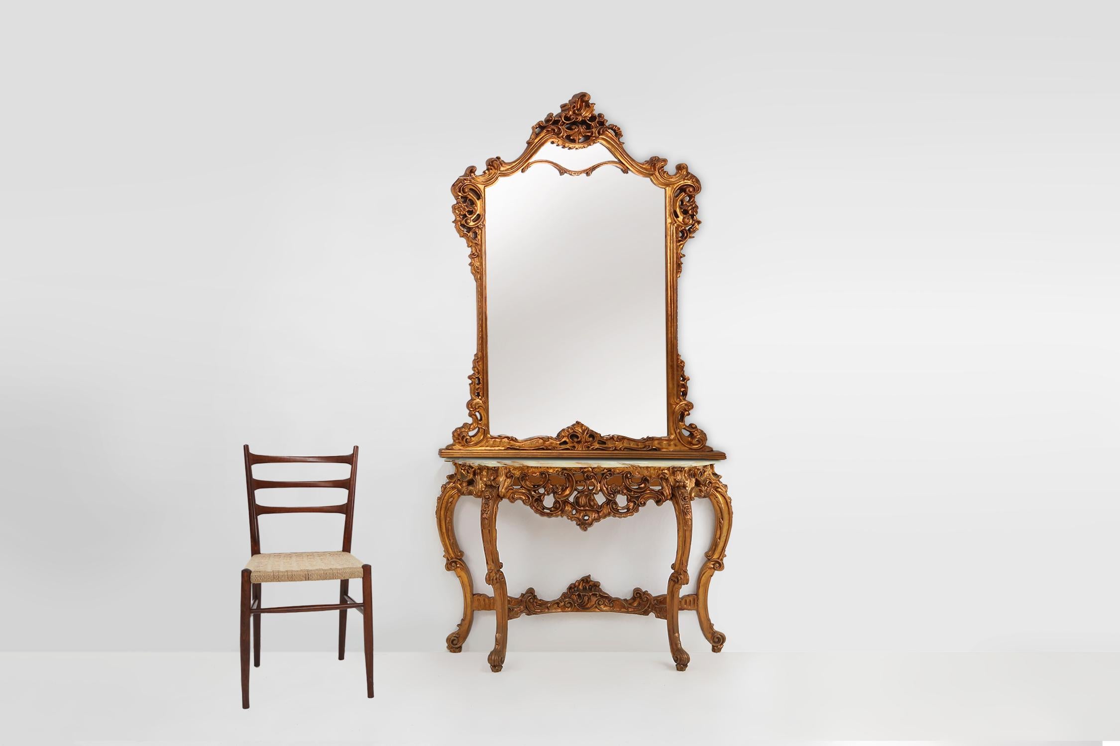 Frankreich / 1970 / Konsole / Holz, Marmor /Louis XV / Barock / Mitte des Jahrhunderts 

Ein großer vergoldeter, geschnitzter Konsolentisch im Louis XV-Stil mit einer schönen, mit grünem Marmor verzierten Platte. Hergestellt in Frankreich um 1970.