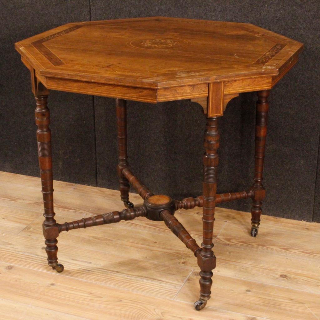 English side table from the first half of the 20th century. Furniture in palisander, maple, mahogany and fruitwood of beautiful line and pleasant decor. Octagonal table of good measure and service, supported by four carved legs complete with feet
