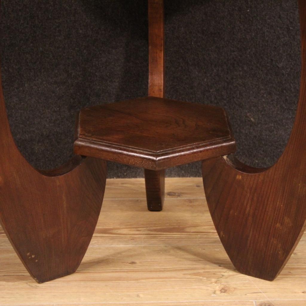 Französischer Couchtisch aus der Mitte des 20. Jahrhunderts. Aus Eiche und Buche geschnitztes Möbelstück in sechseckiger Form, das auf drei Beinen mit zentralem Gelenk ruht (siehe Foto). Couchtisch, der eine gut dimensionierte Auflagefläche und