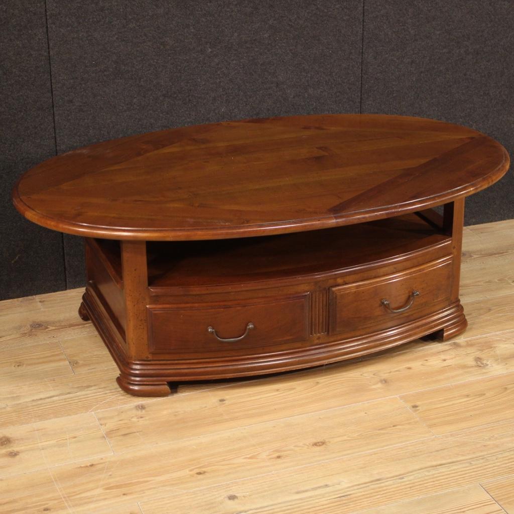 Table basse française de la fin du 20e siècle. Meubles en merisier et bois fruitier de belle ligne et de décor agréable. Table équipée de deux tiroirs, d'une tablette latérale extractible (voir photo), d'un plateau supérieur ovale et d'un