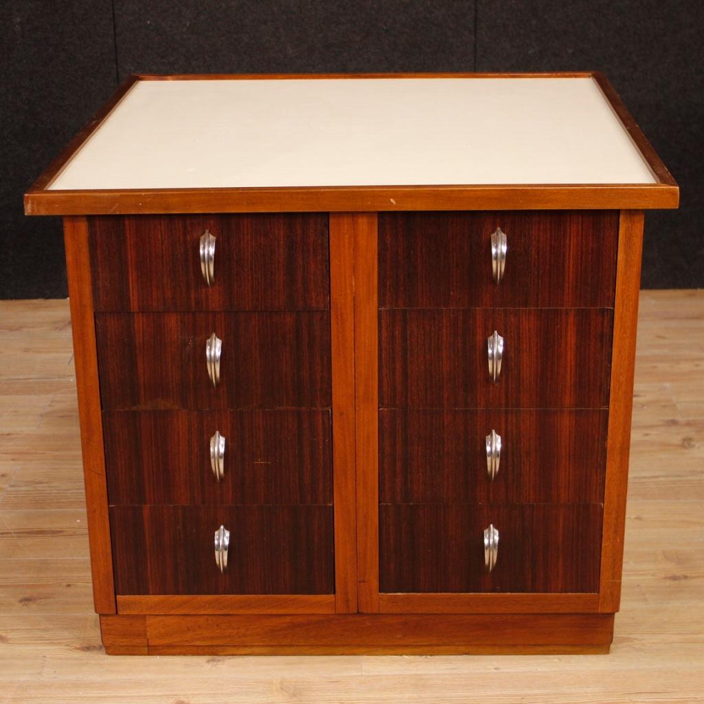 Commode française du 20e siècle. Meubles de forme et de construction particulières en acajou, palissandre et hêtre, ornés de poignées en métal chromé. Commode finie pour le centre, équipée de 8 tiroirs frontaux d'excellente capacité et service.