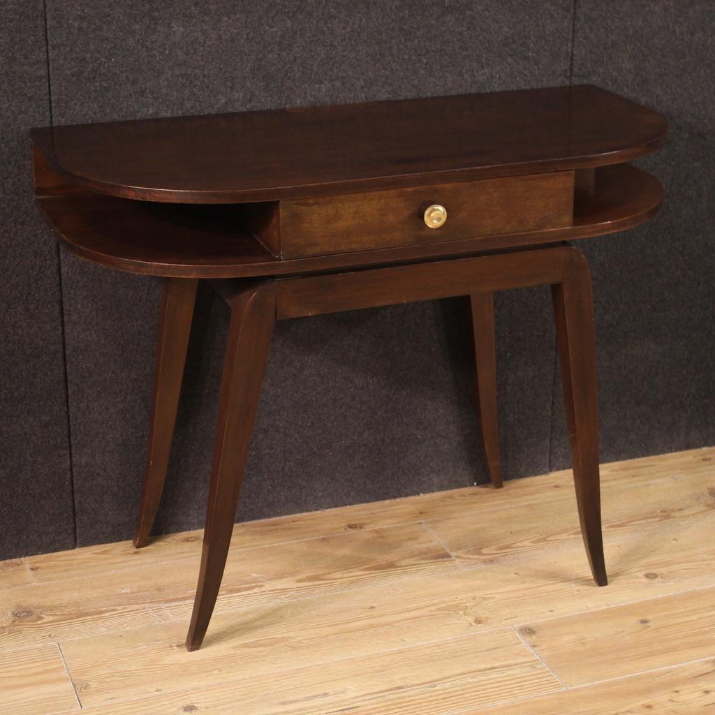 French dressing table from the 1950s. Mahogany veneered furniture of beautiful lines and pleasant decor, complete with small mirror built into the upper support (removable with two screws, see photo). Dressing table of excellent proportions equipped