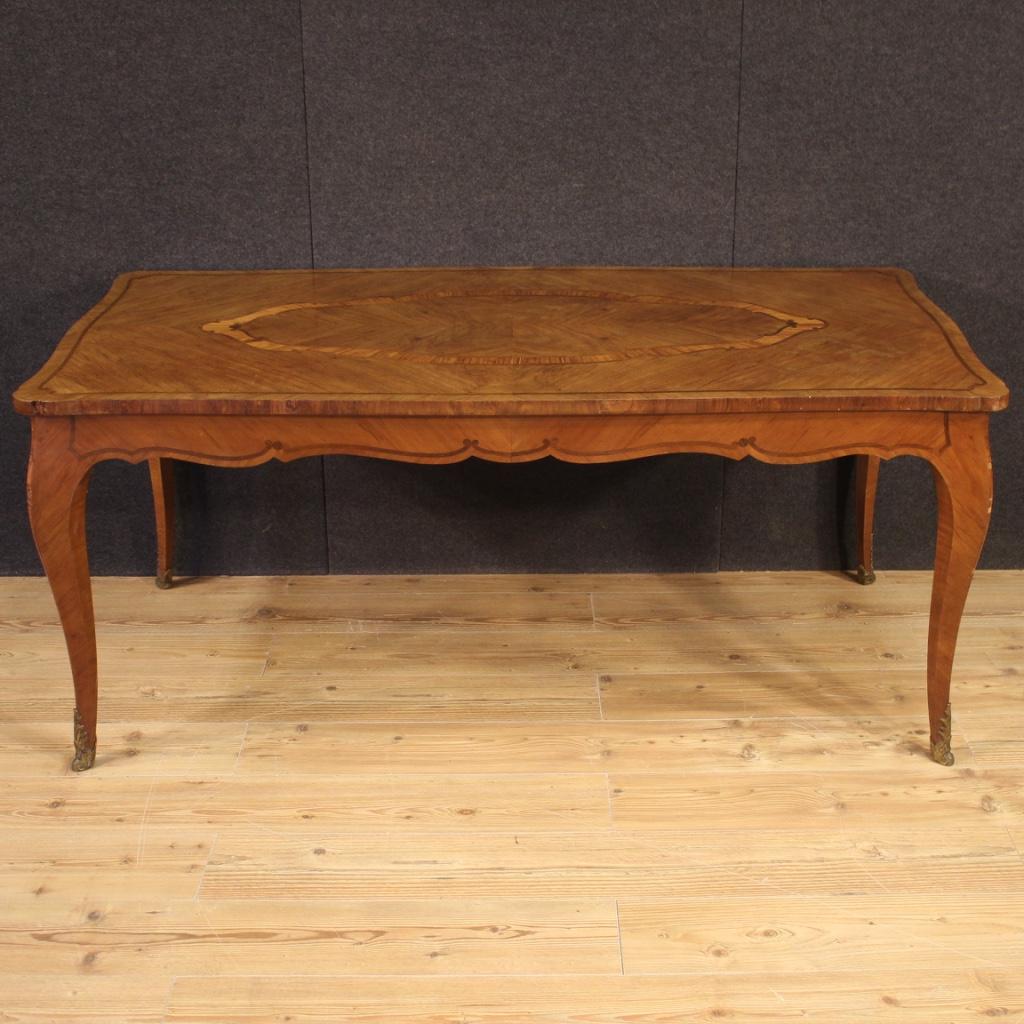 French table from 20th century. Furniture in walnut, rosewood, palisander and fruitwood of beautiful line in Louis XV style. Table of excellent stability and solidity supported by four legs with feet adorned with gilded and chiseled bronze. Dining